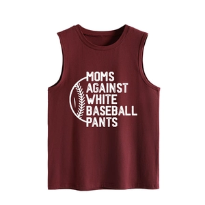 Detail eines burgunderroten Baumwoll-Tops mit Moms Against White Baseball Pants Slogan