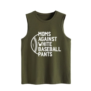 Detail von armee-grünem Tanktop mit Moms Against White Baseball Pants Aufdruck