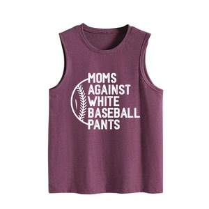 Detailansicht des Print-Designs und Baumwollstoffes am lila ärmellosen Tanktop