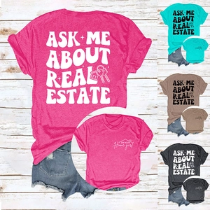 Détail du t-shirt à col rond avec le graphique 'ASK ME ABOUT REAL ESTATE' et l'illustration