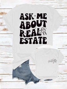 T-shirt blanc avec imprimé immobilier et short en jean bleu sur fond en bois rustique
