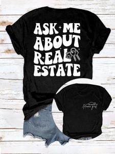 T-shirt noir imprimé immobilier à plat avec short en jean sur fond en bois