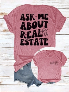 Vue détaillée du t-shirt rouge chiné avec des motifs et slogans d'agent immobilier