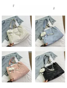 Détail de sacs cabas avec chaînes en perles, breloques nuage et texture PU froissée