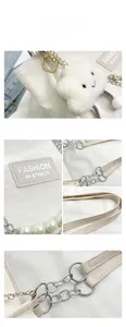 Détail du sac à bandoulière blanc cassé avec pendentif nuage doux et chaîne de perles