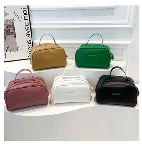Cinq trousses de maquillage en cuir PU de différentes couleurs sur un présentoir