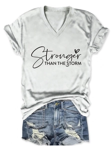 Dettaglio della t-shirt in cotone con scollo a V e la stampa Stronger Than The Storm