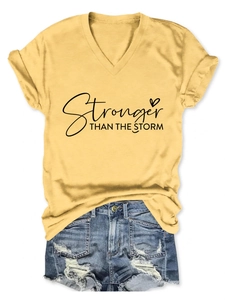 T-shirt gialla con scollo a V e stampa Stronger Than The Storm e pantaloncini denim