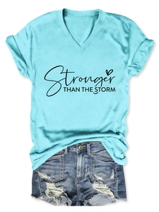 T-shirt scollo a V con stampa Stronger Than The Storm e pantaloncini in denim sfrangiati