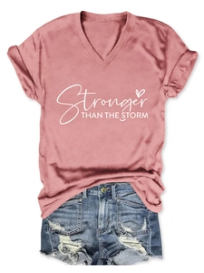 T-shirt rosa con scollo a V e stampa Stronger insieme a pantaloncini in denim strappati