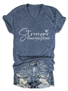 Dettaglio della stampa Stronger THAN THE STORM su t-shirt blu scuro con scollo a V
