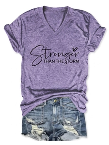 Dettaglio t-shirt scollo a V con stampa Stronger Than The Storm e shorts in denim sfrangiati