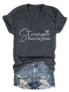 Dettaglio della stampa Stronger Than The Storm su t-shirt grigia a V con pantaloncini