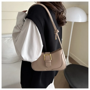 Vue détaillée du sac croissant kaki avec boucle dorée et bandoulière à nœud élégant