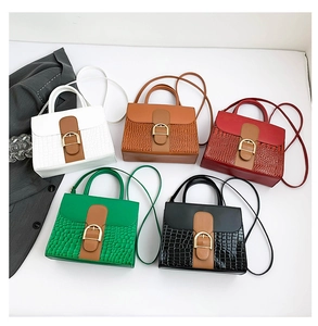 Détail de cinq sacs à main en cuir embossé croco en noir, blanc, marron, vert et bordeaux