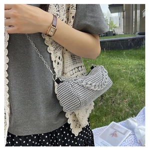 Bolso bandolera de strass plateado con elegantes cadenas dobles usado en exteriores