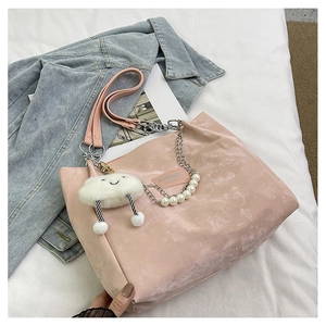 Sac fourre-tout en PU rose avec chaîne de perles, patch fashion et charme nuage peluche