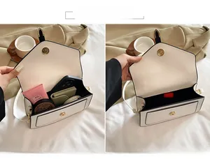 Vue détaillée de l'intérieur d'un sac enveloppe blanc en cuir PU pour maquillage