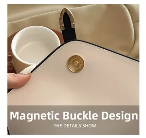 Vue macro du fermoir magnétique et de la texture cuir du sac à bandoulière beige