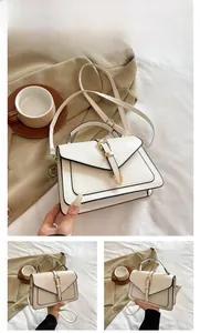 Détail du sac bandoulière en cuir blanc avec boucle dorée et bandoulière