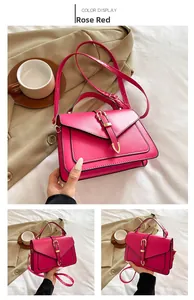 Vue détaillée d'un sac à main carré rose rouge avec boucle dorée et poignée élégante