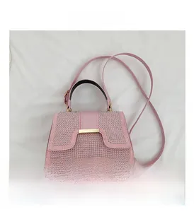 Detail der rosa Strass-Handtasche mit gewölbtem Boden und goldenem Verschluss