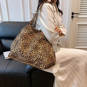 Fashionable leopard print tote bag for women, large capacity stylish shoulder bag on model