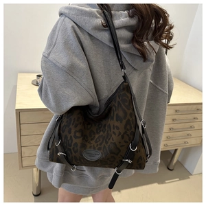 Leopard-Print-Einkaufstasche mit schwarzen Lederriemen und Metallschnalle im Detail