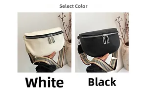 Détail de sacs selle en cuir grainé noir et blanc avec bandoulières en tissu rayé