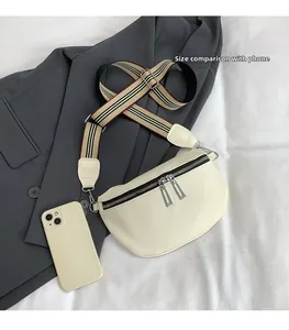 Comparaison de taille d'un sac selle crème avec bandoulière en toile rayée et cuir