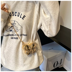 Vue détaillée d'un mini sac de soirée papillon doré avec bandoulière chaîne en métal