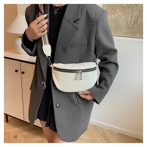 Sacoche blanche en forme de croissant avec bandoulière rayée et double zip métallique