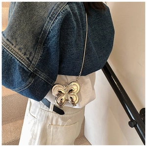 Mini sac bandoulière papillon argenté avec finition miroir métallique et chaîne serpent