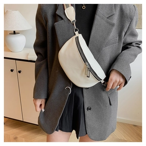Détail du sac bandoulière blanc en cuir grainé avec large sangle tissée rayée