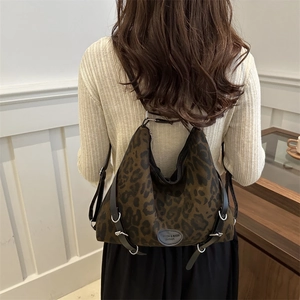 Retro braune Leopard-Tragetasche mit verstellbarem Schultergurt, getragen am Rücken