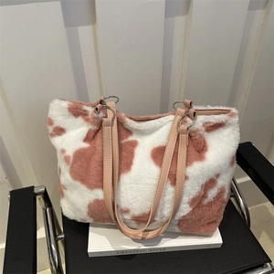 Borsa tote di peluche con stampa mucca rosa e bianca e manici in ecopelle rosa