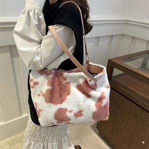 Borsa tote in peluche con motivo mucca bianco e rosa con tracolle in pelle al braccio