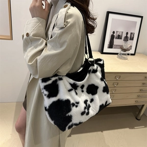 Elegante borsa tote in peluche con stampa mucca e ampia tracolla nera da donna
