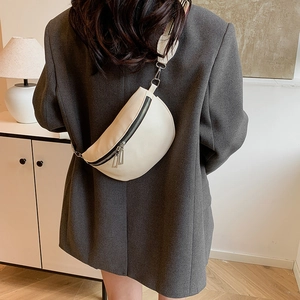Sacoche demi-lune en cuir litchi blanc crème avec large bandoulière réglable tendance