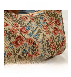 Détail macro du tissu floral en jacquard rétro sur un grand sac à bandoulière