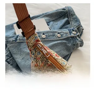 Détail du zip en métal et du tissu jacquard floral sur le sac bandoulière vintage