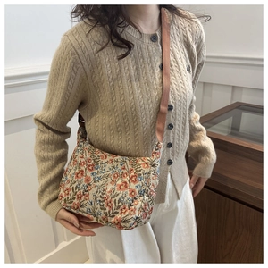 Détail du sac dumpling en tapisserie florale avec bandoulière réglable bordeaux