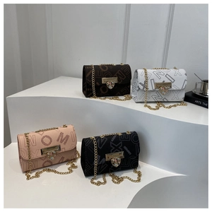 Quilted crossbody bag with chain strap and heart buckle in four trendy colors