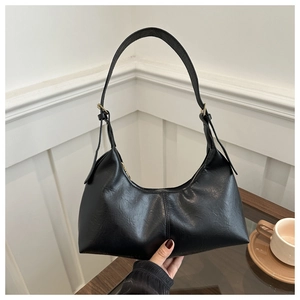Vue détaillée du sac croissant noir avec boucle en métal doré et fermeture à glissière