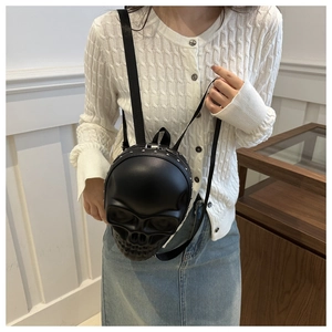 Détail d'un sac à dos tête de mort gothique en cuir mat avec rivets et sangles en nylon