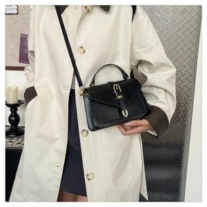 Sac bandoulière classique en simili cuir noir avec boucle dorée et bandoulière