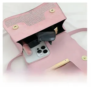 Innenansicht der rosa Strass-Umhängetasche mit Platz für Handy und Kosmetikartikel