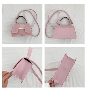 Detailansichten der rosa Strass-Sanduhr-Handtasche mit Fokus auf Textur und Details