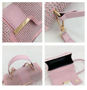Detailaufnahmen der rosa Beuteltasche mit silbernen Nieten und goldenen Metallbeschlägen