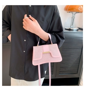 Schicke rosa Handtasche mit Strasssteinen und Metallschnalle von Model getragen